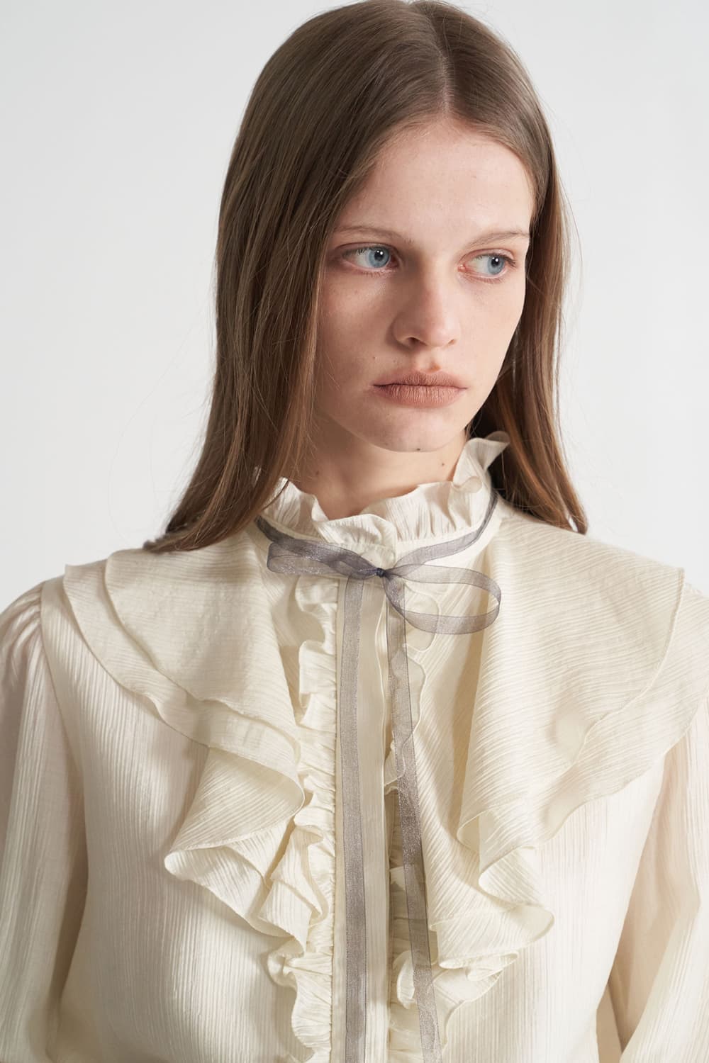 [CAHISIENNE 26SS] Gray Organza Ribbon Jabot Frill Blouse — vue 7