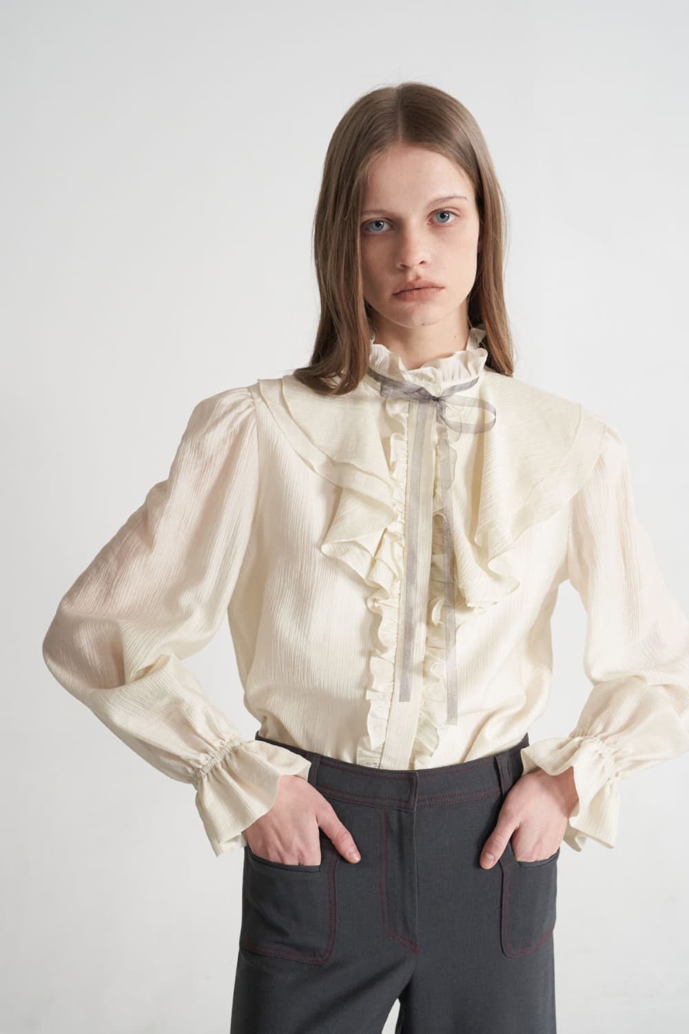 [CAHISIENNE 26SS] Gray Organza Ribbon Jabot Frill Blouse — vue 8