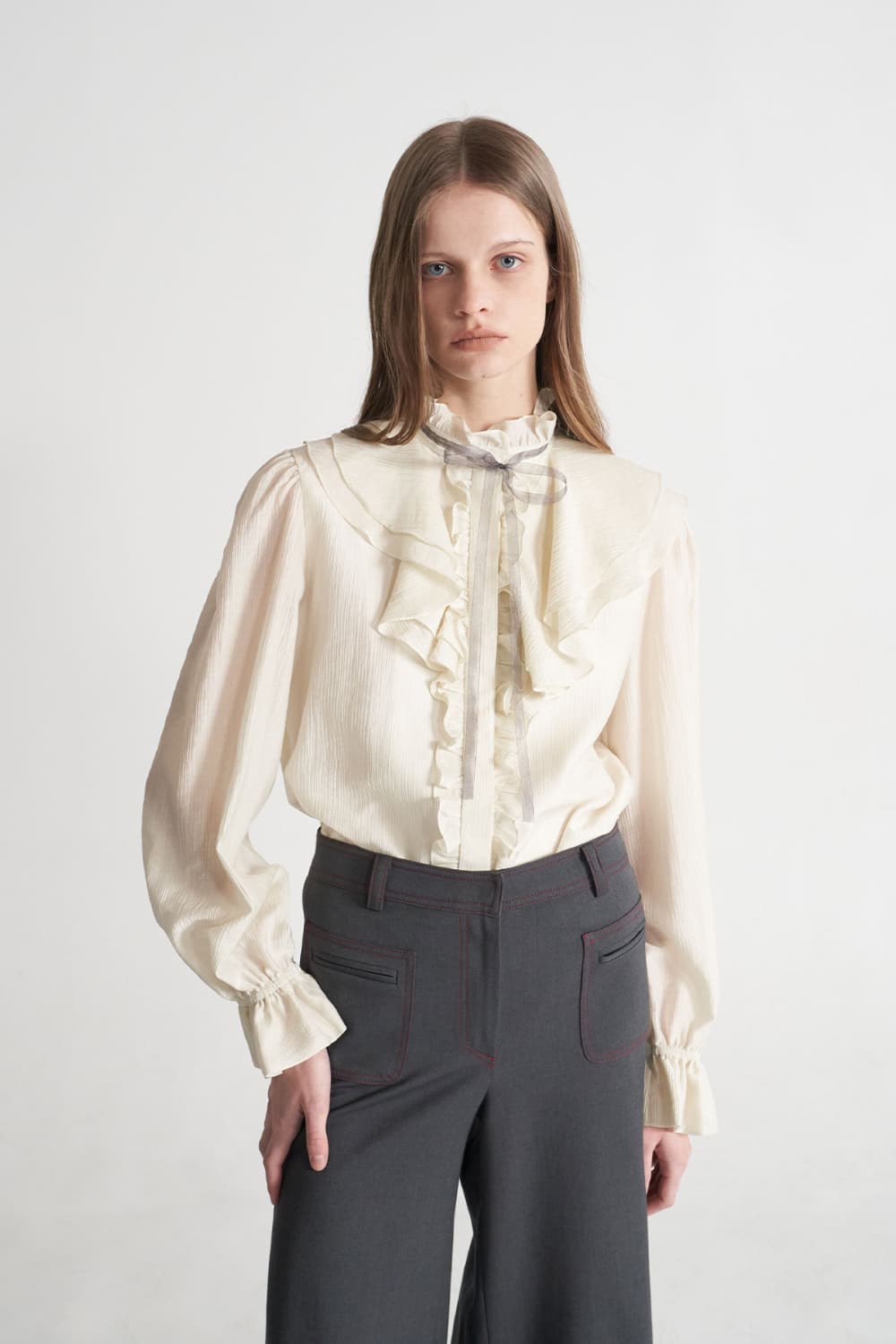 [CAHISIENNE 26SS] Gray Organza Ribbon Jabot Frill Blouse — vue 9