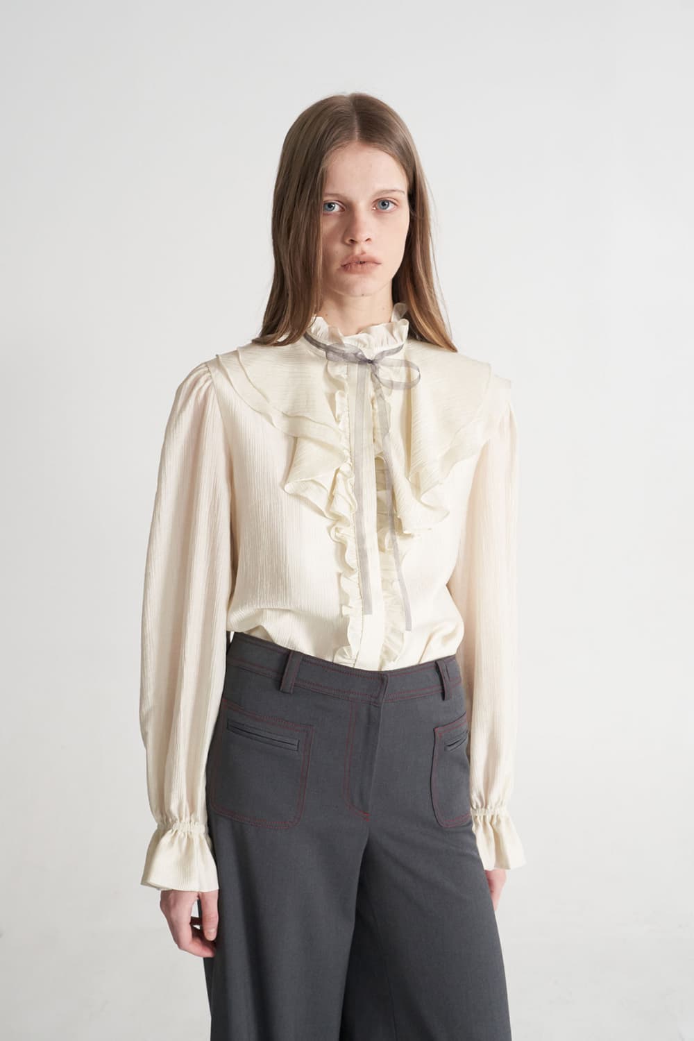 [CAHISIENNE 26SS] Gray Organza Ribbon Jabot Frill Blouse — vue 10