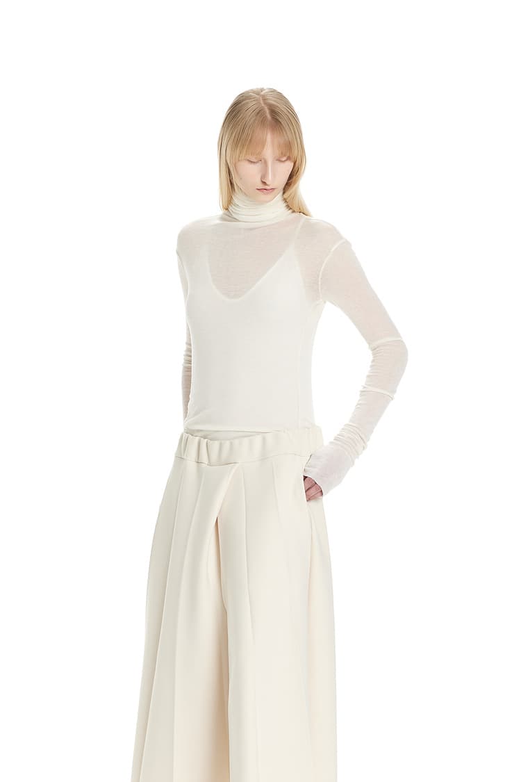GDeL Slim Turtleneck Top (Ivory) — vue 3