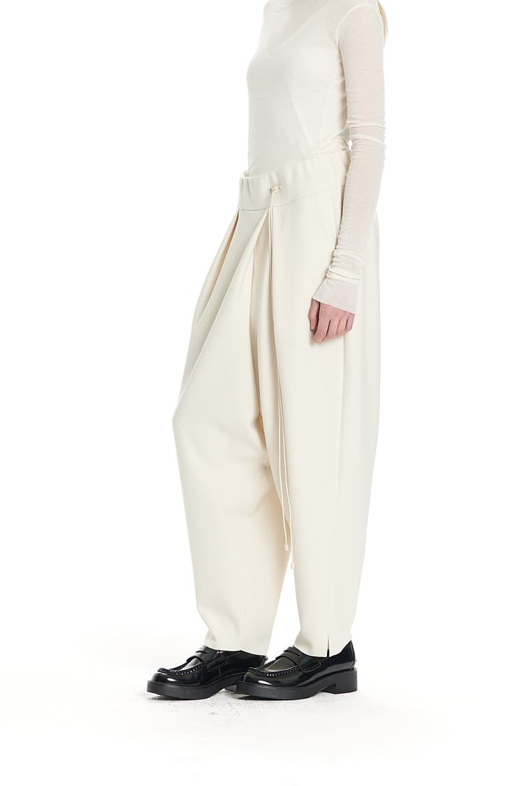GDeL Less Line Volume Pants (Cream) — vue 3