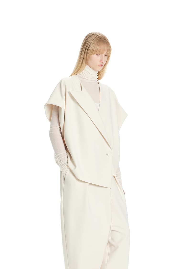 GDeL Less Line One-Collar Vest (Cream) — vue 3