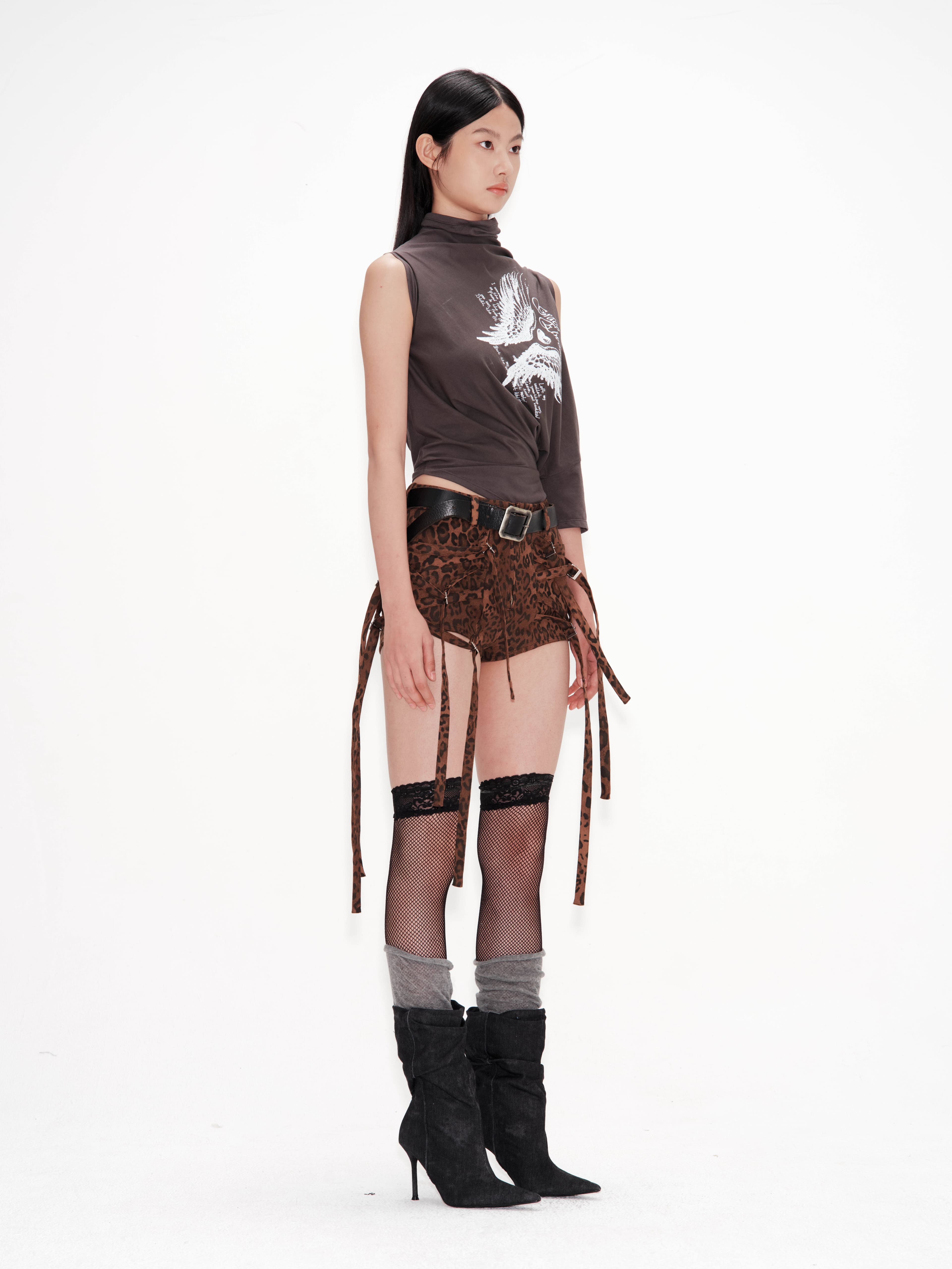 Side Strap Detail Leopard Shorts — vue 2