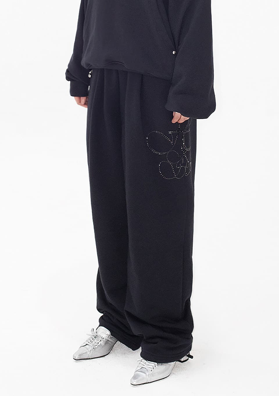 HIPHOP OVER BALLOON FIT CUBIC LETTERING TRAINING PANTS_CHARCOAL