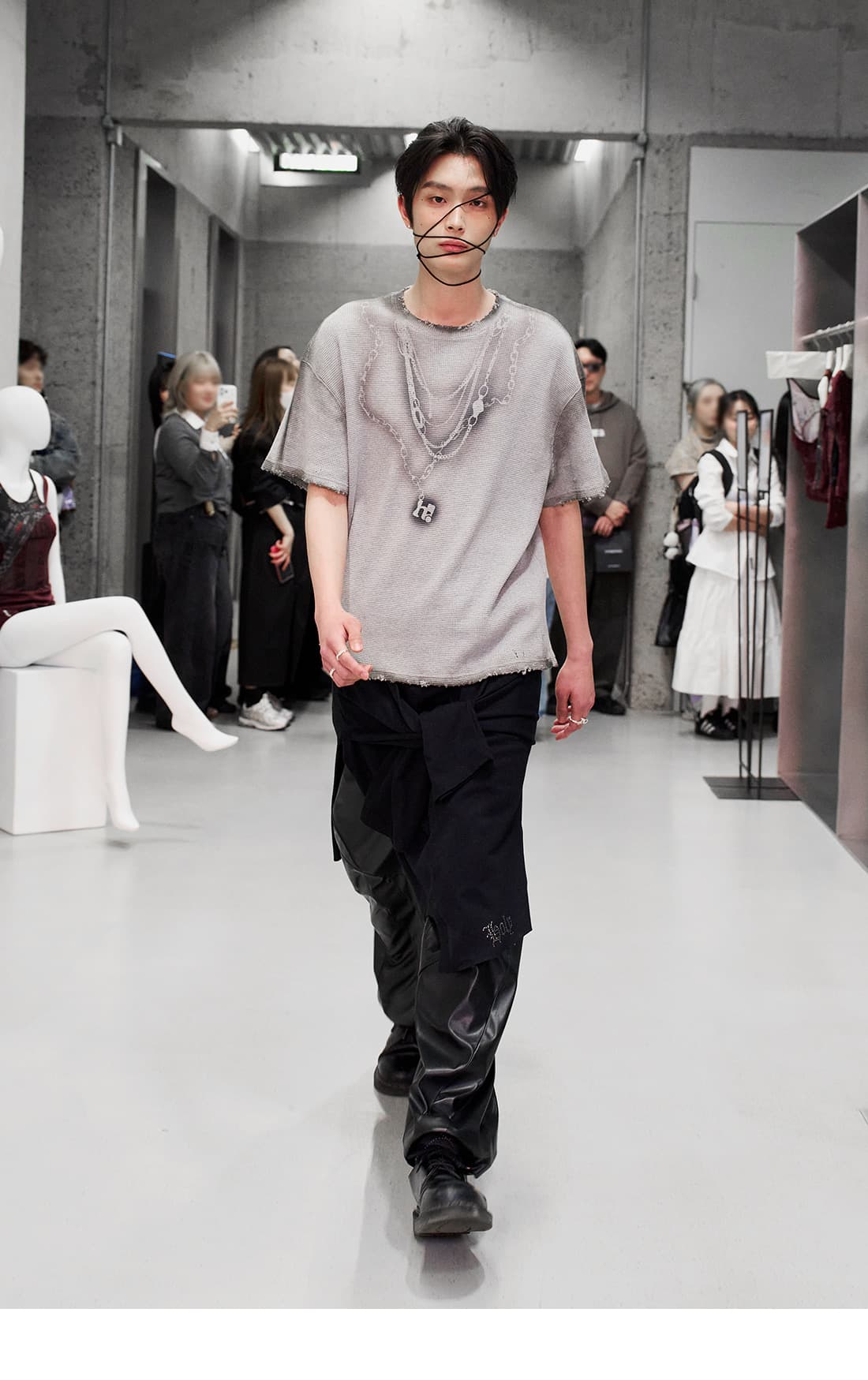 Necklace Graphic Oversized T-Shirt — vue 3
