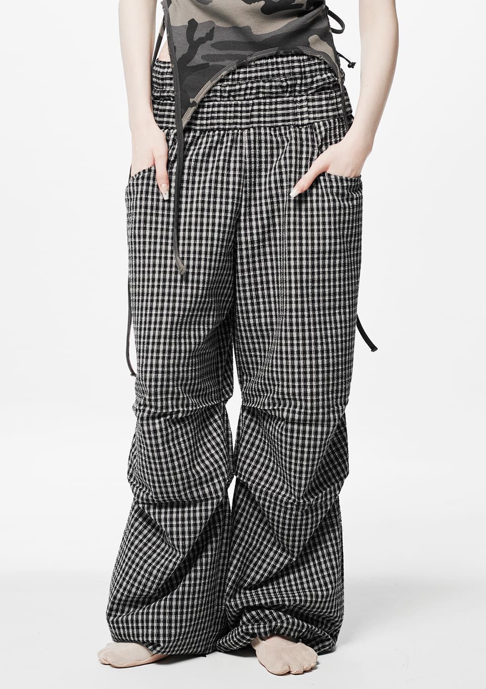 Layered Check Pintuck Pants — vue 1