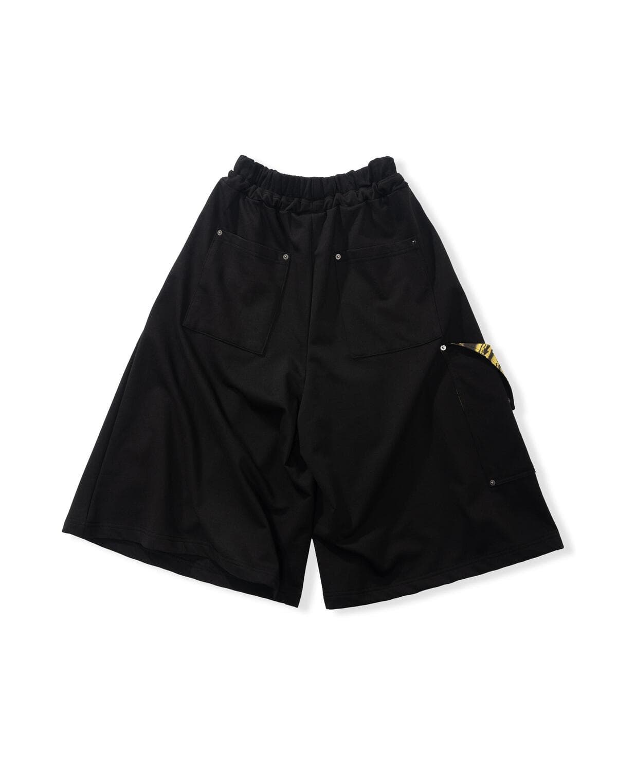 Knit Pin-tuck Bermuda Pants (Black) — vue 3
