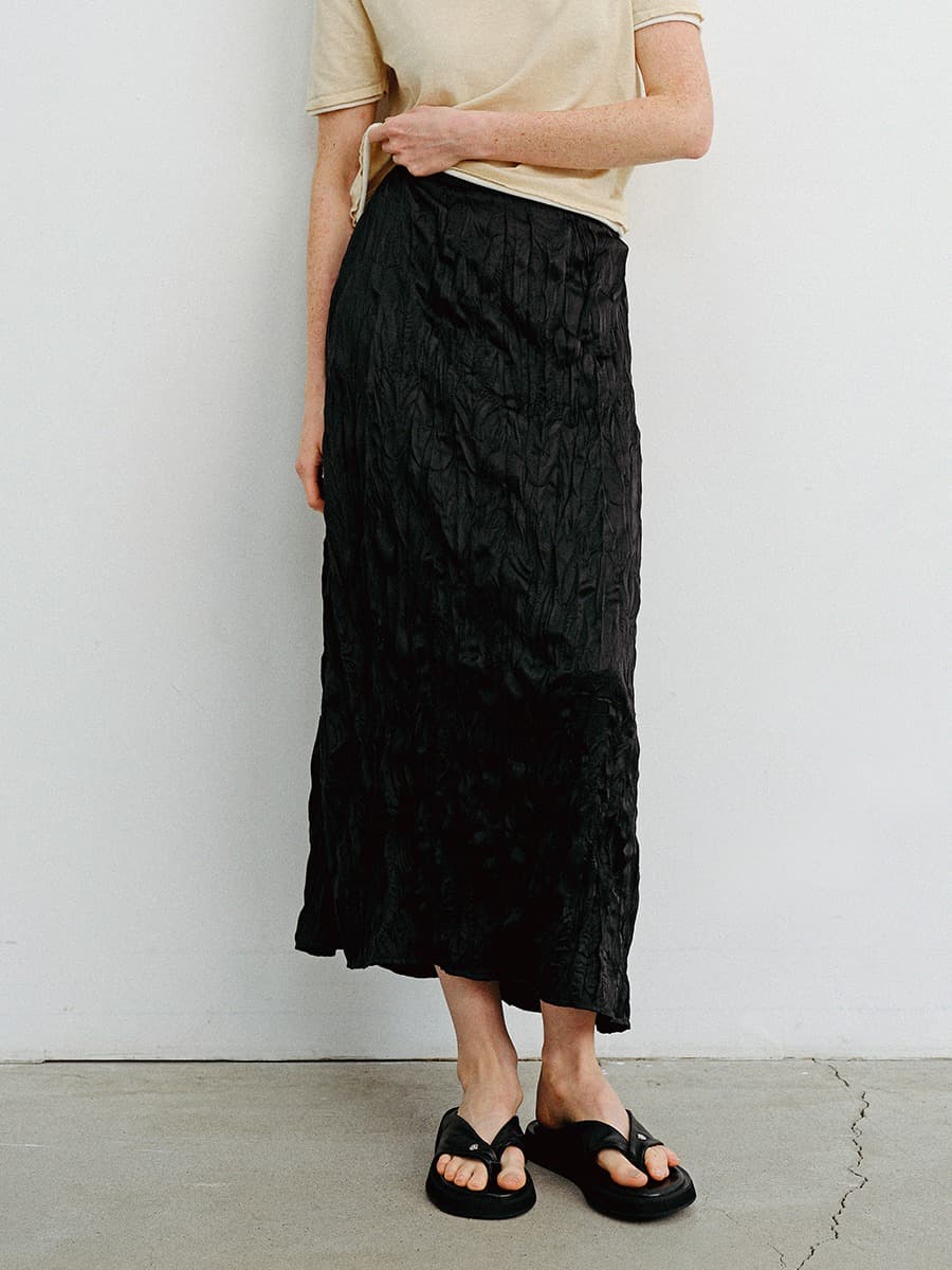 TVR CREASED SHEEN FLARE SKIRT_BLACK