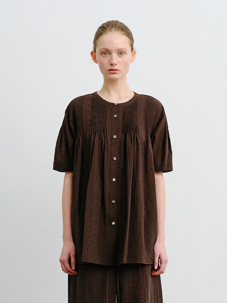 TVR PIN-TUCK LINEN BLOUSE_D-BROWN