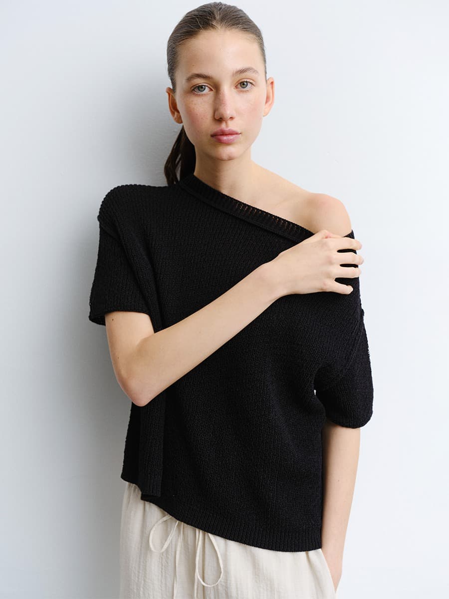 TVR ONE OFF-SHOULDER KNIT TOP_BLACK