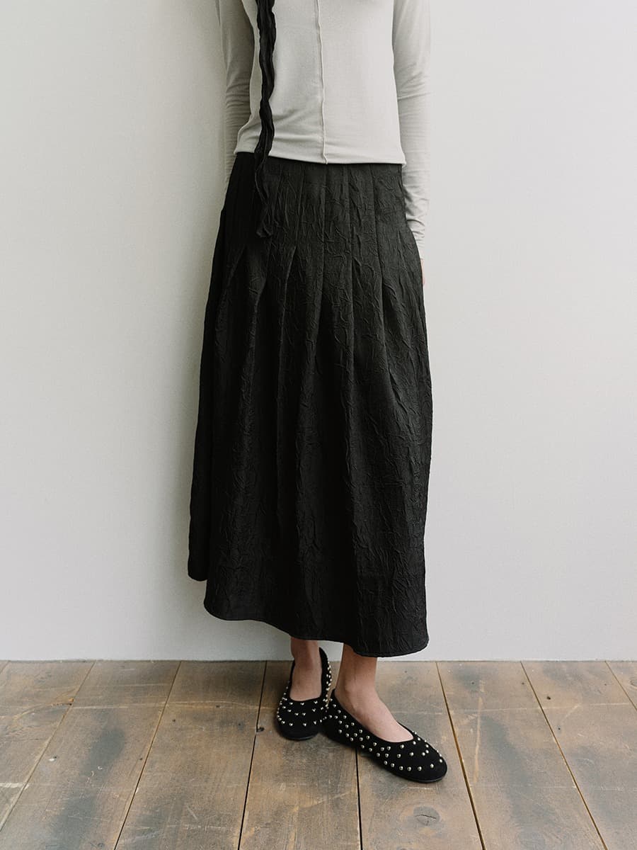 TIS WRINKLE TUCK FLARE SKIRT_BLACK