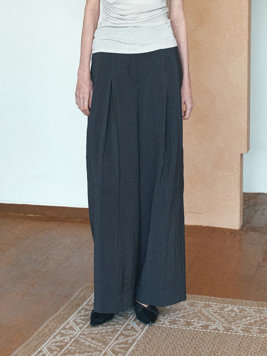TIR SHEER TWO-TUCK WIDE PANTS_CHARCOAL