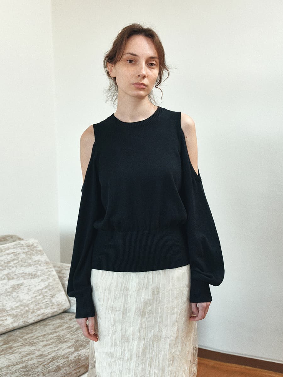 TIS OPEN SHOULDER VOLUME KNIT TOP_BLACK