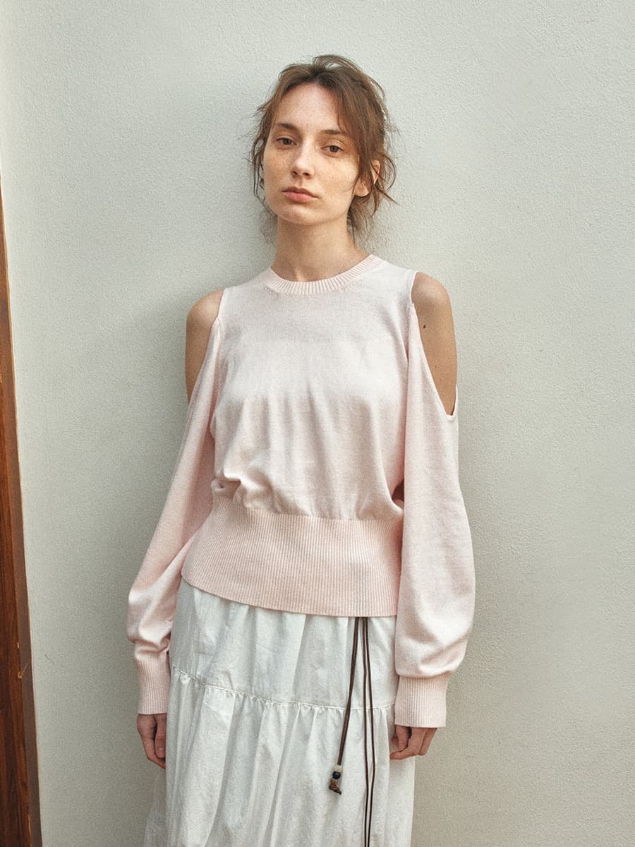 TIS OPEN SHOULDER VOLUME KNIT TOP_SOFT PINK