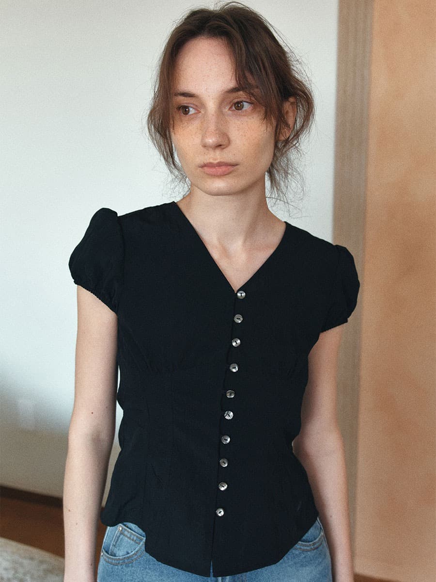 TIR LINE V-NECK BLOUSE_BLACK