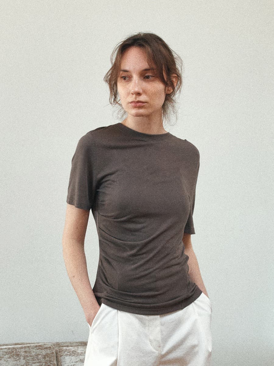 TIR DRAPED TUCK ASYMMETRIC SILK-BLEND TOP_WALNUT BROWN
