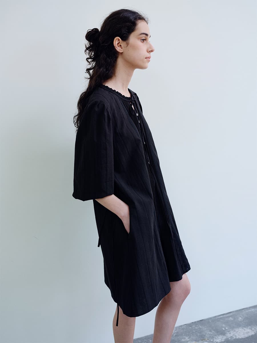 TIR PINTUCK LACE TIE DRESS_BLACK