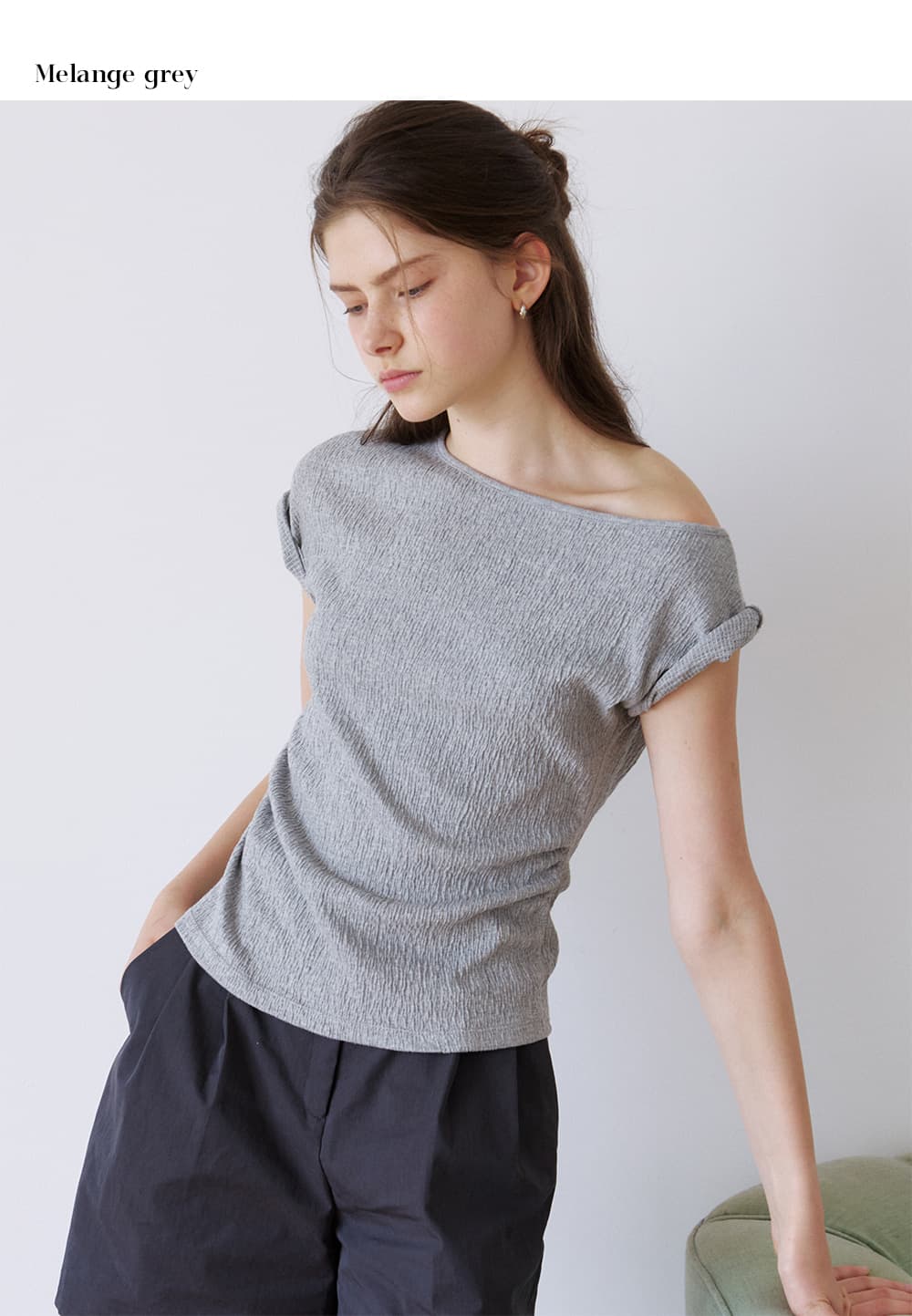 wrinkle off-shoulder T-shirt (white) orc 6043 — vue 8