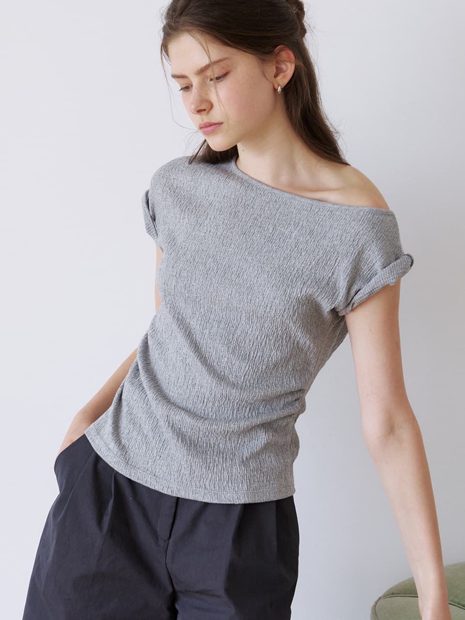 wrinkle off-shoulder T-shirt (melange grey) orc 6044