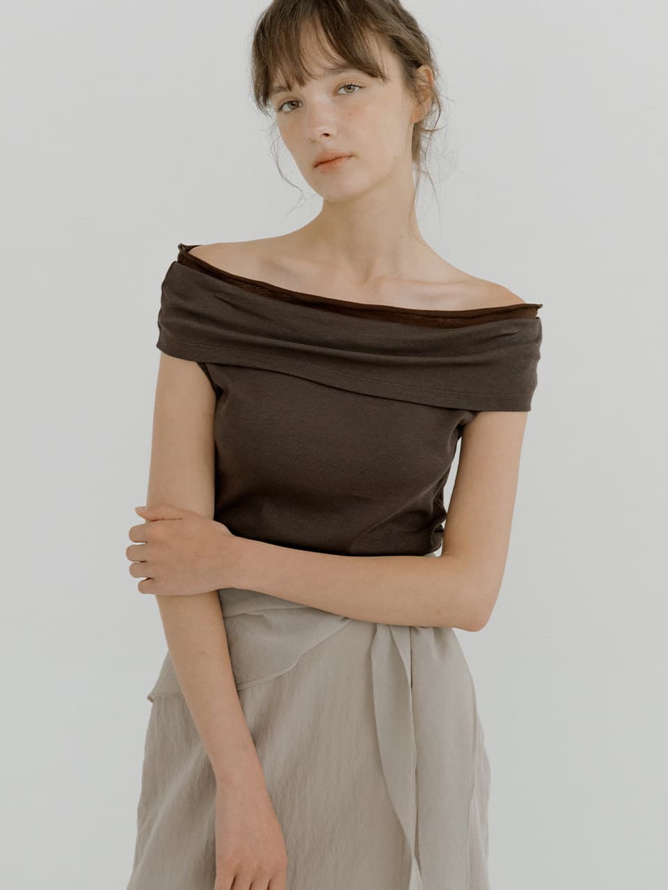 chiffon off-shoulder T-shirt (brown) orc 6073