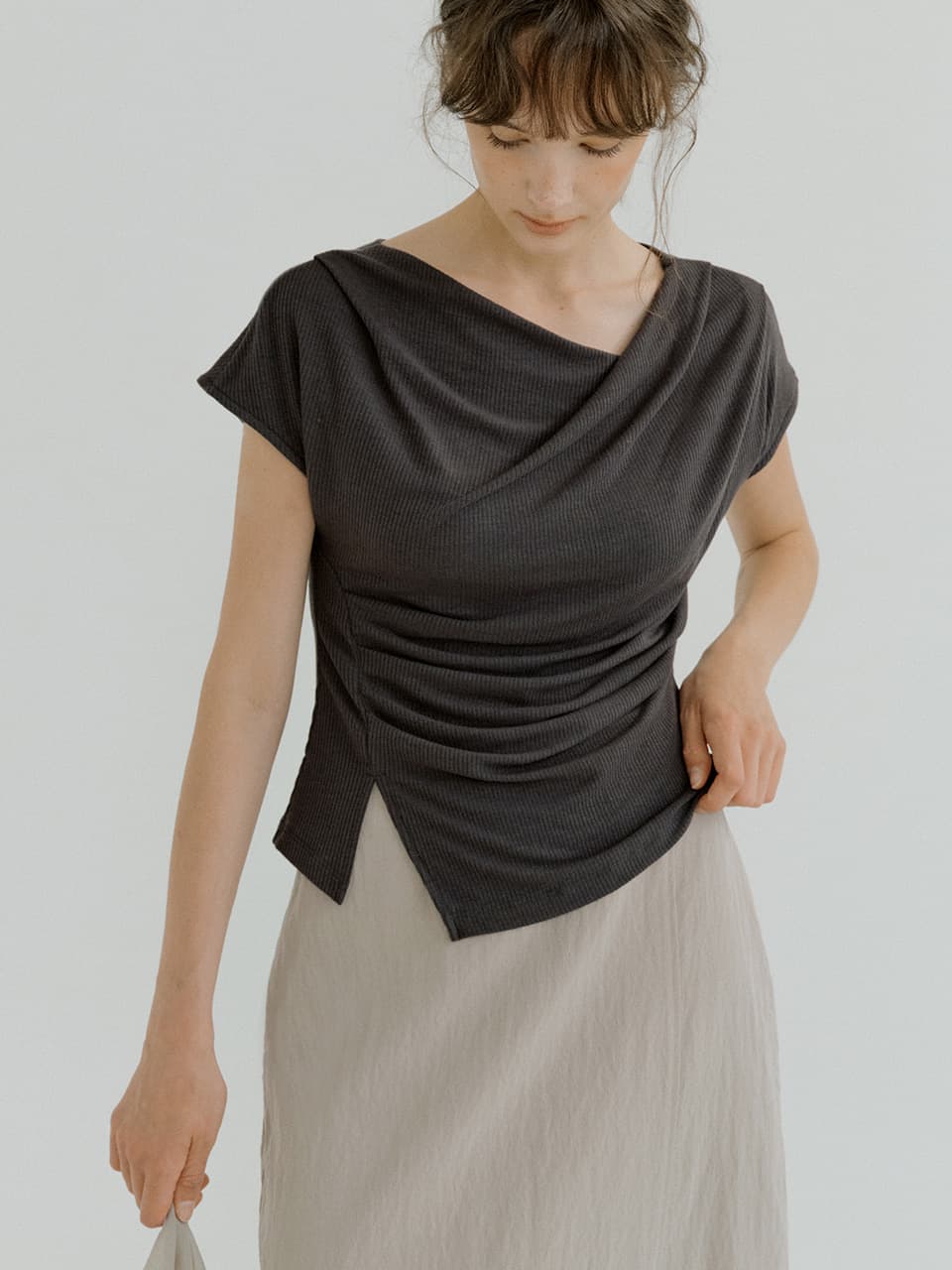 drape oblique slit T-shirt (charcoal) orc 6075 — vue 3