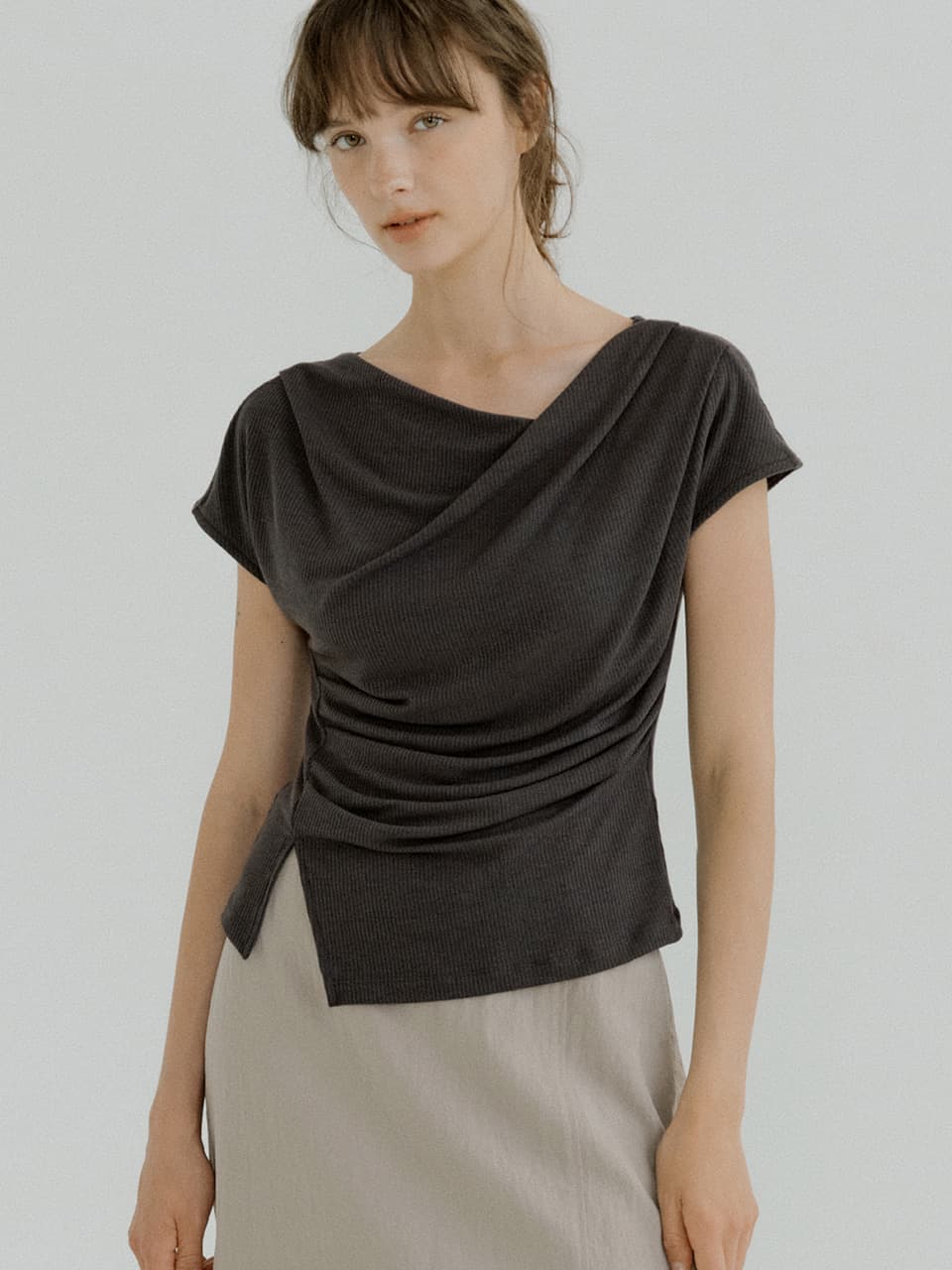 drape oblique slit T-shirt (charcoal) orc 6075 — vue 1