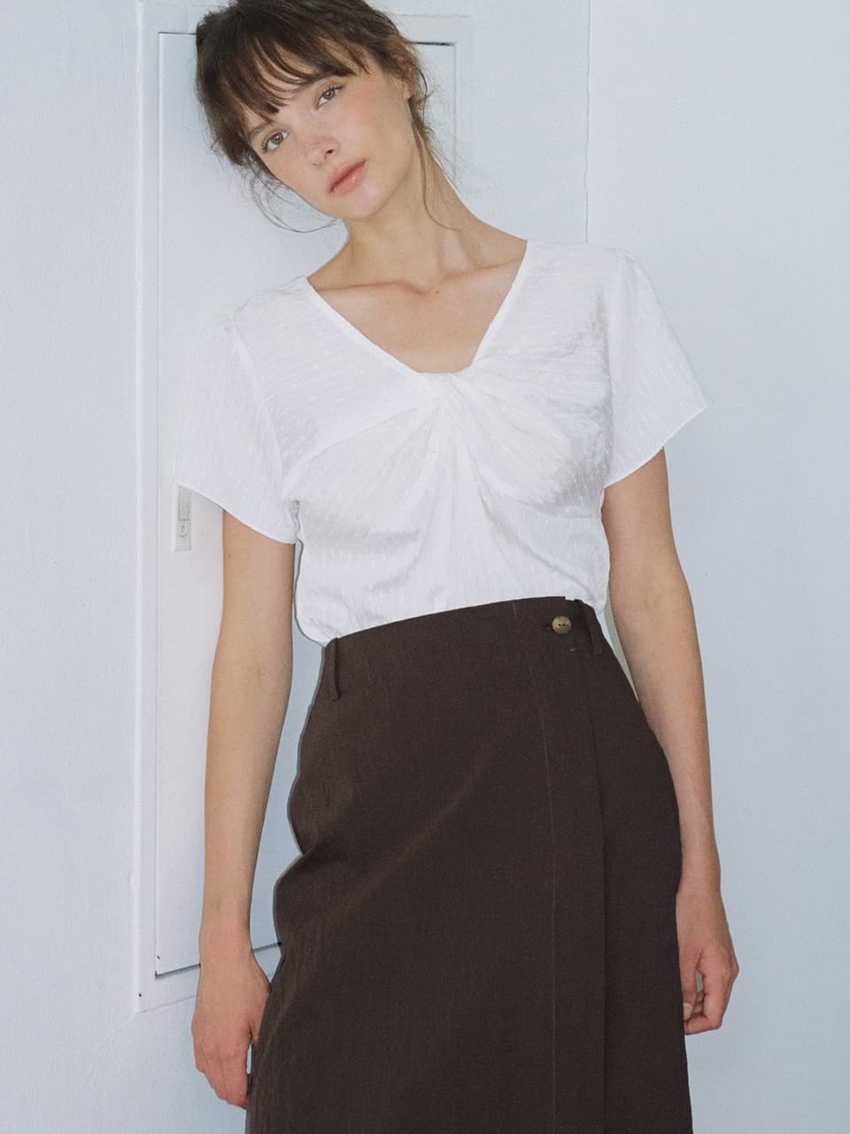 twisted V-neck blouse (ivory) orc 6079 — vue 2