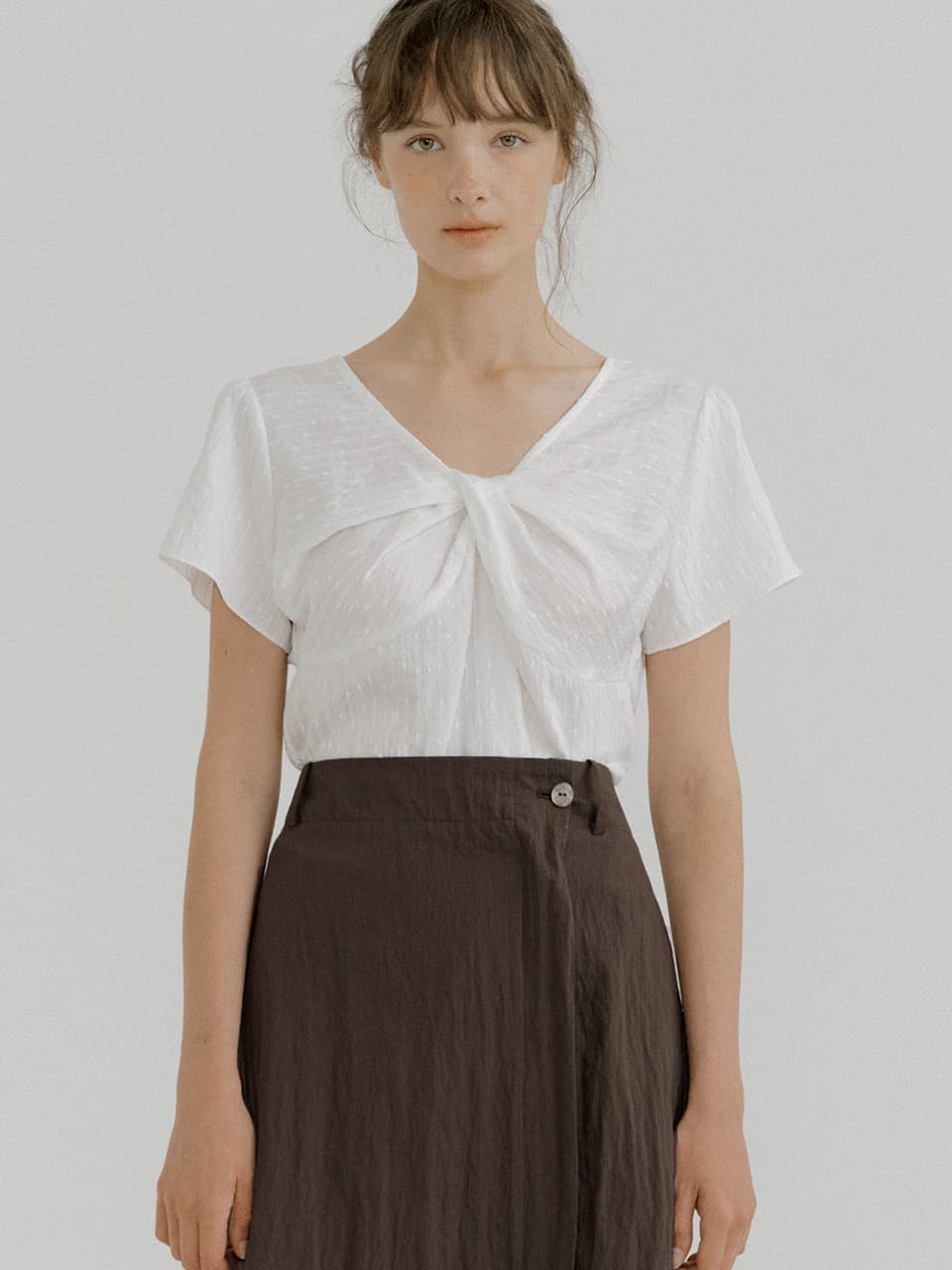 twisted V-neck blouse (ivory) orc 6079 — vue 3