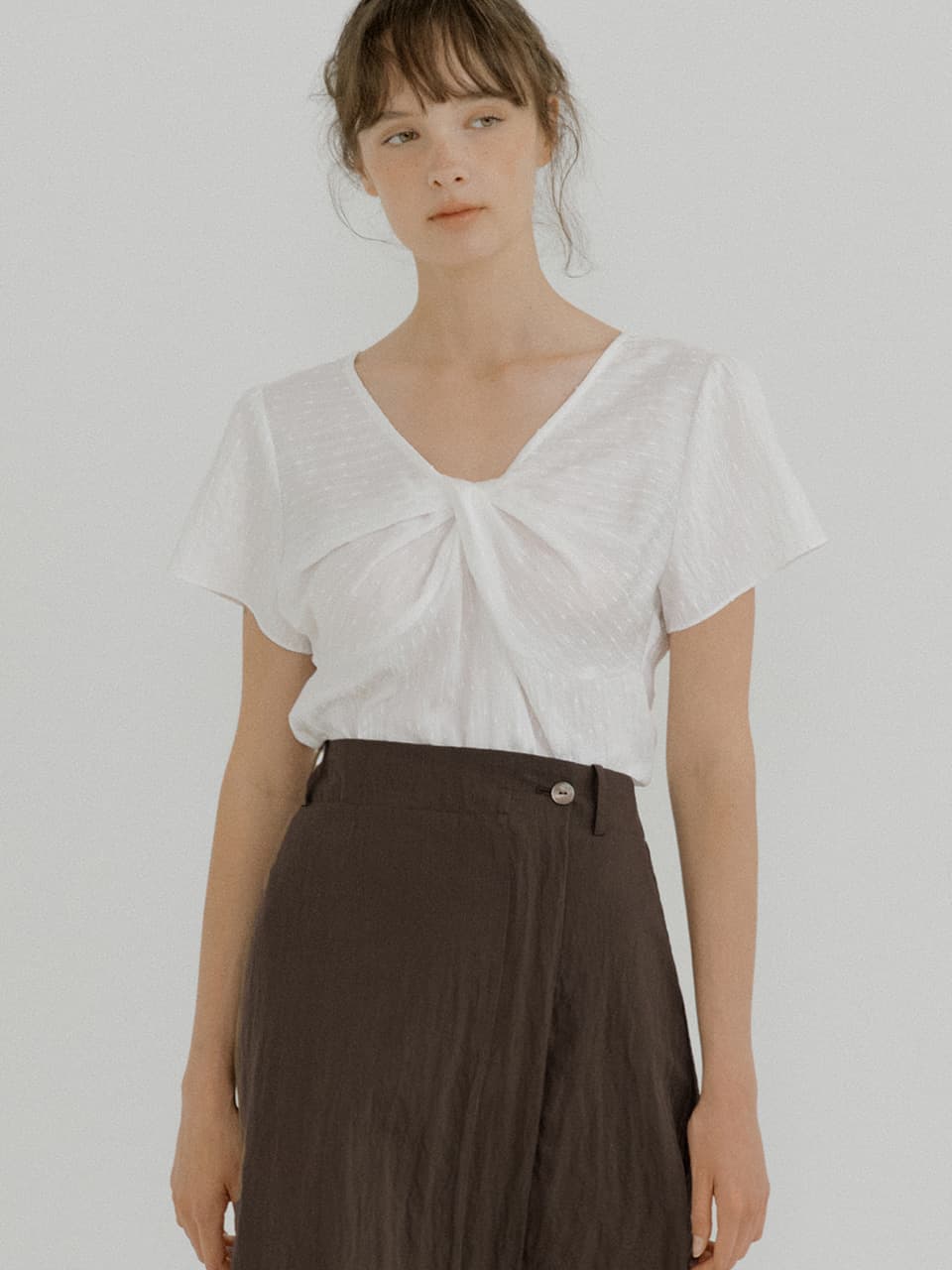 twisted V-neck blouse (ivory) orc 6079 — vue 1