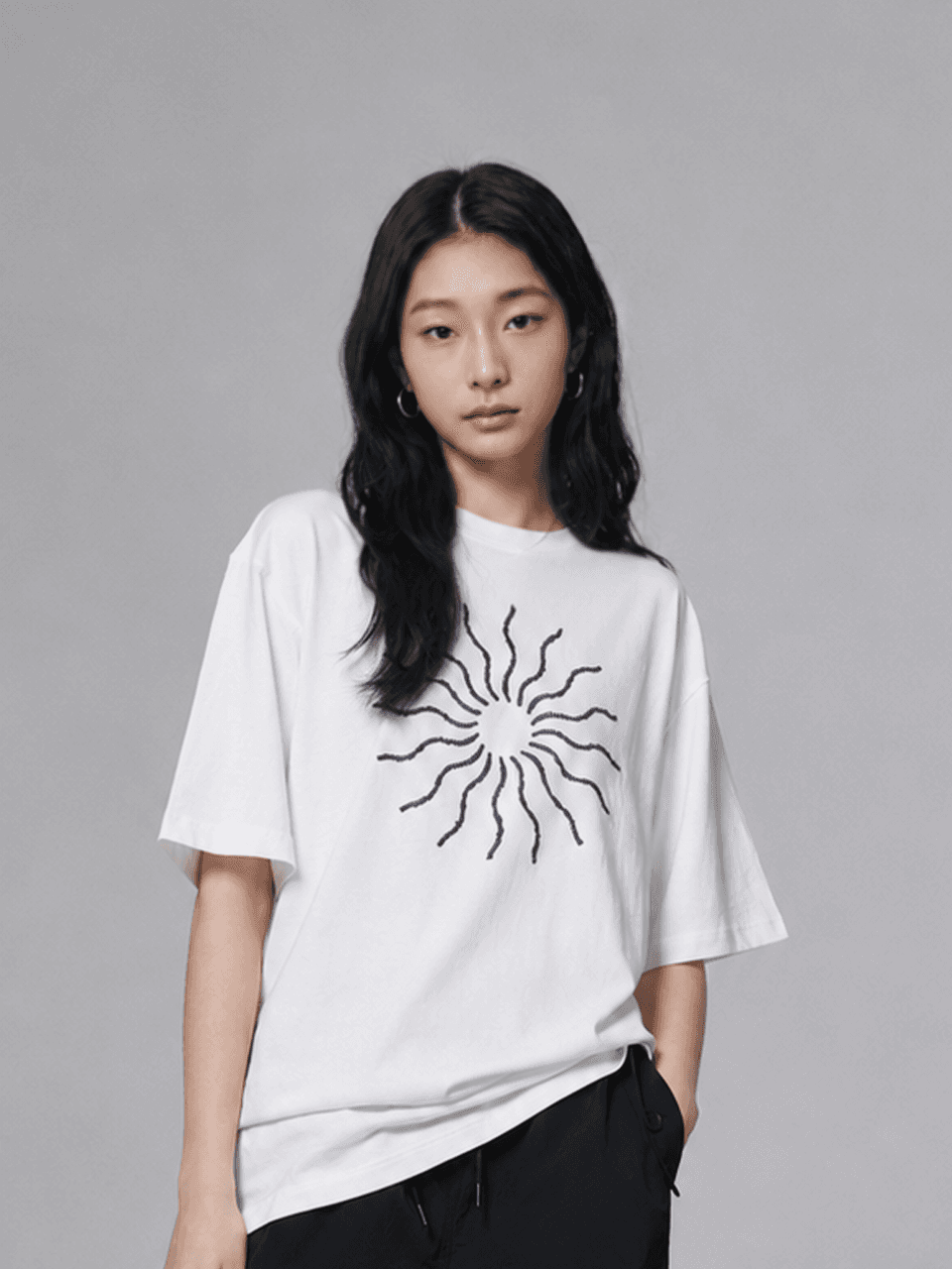 The sun volume embroidered T shirt - White