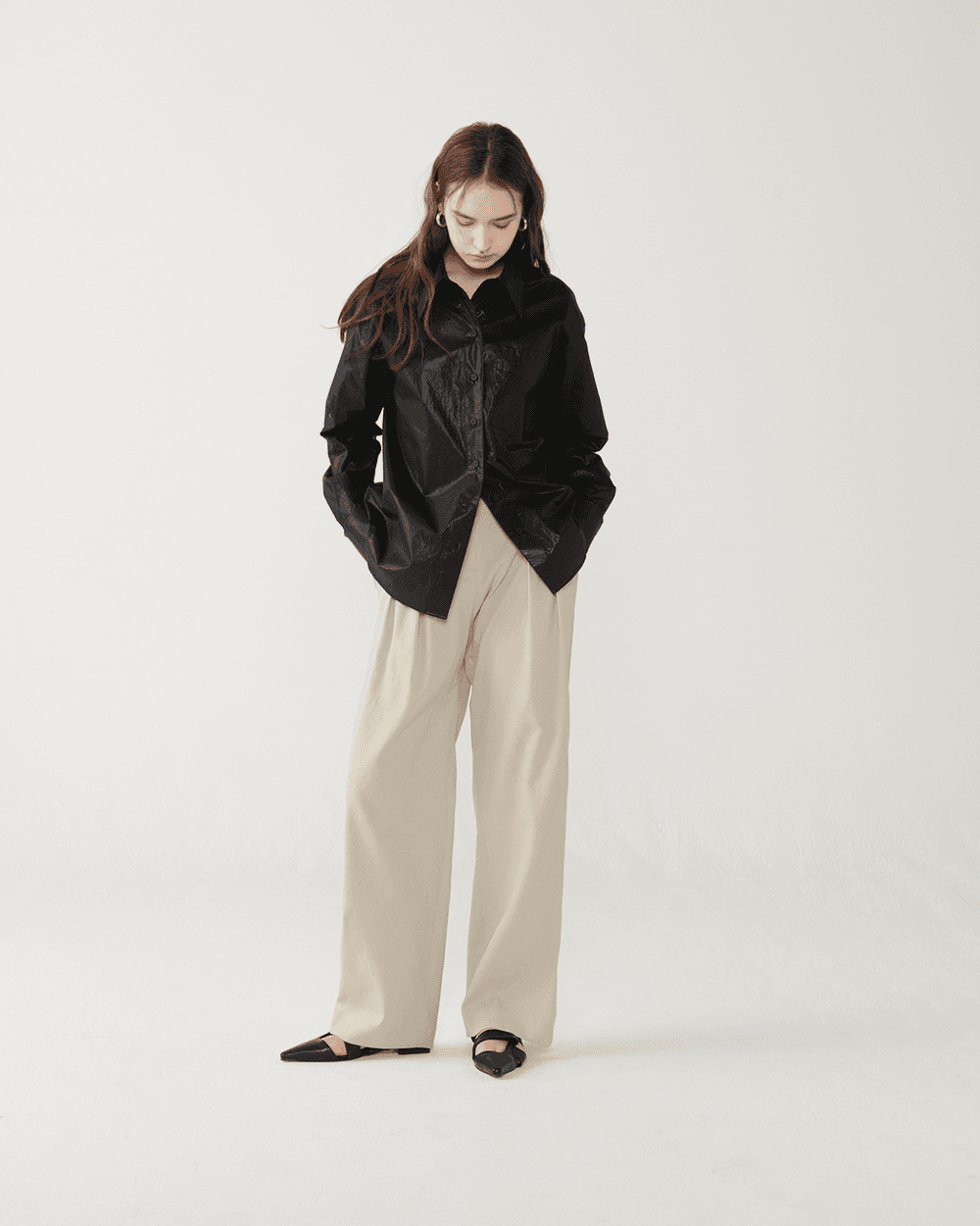 Wrinkle crepe wide banding pants - Light warm gray — vue 10