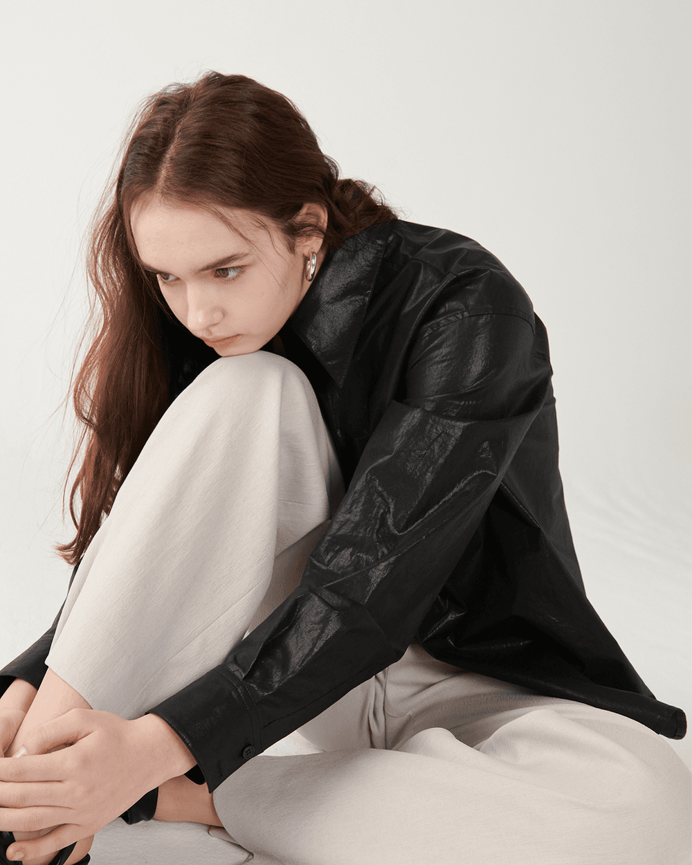 Glossy light cotton blouse - Black — vue 3