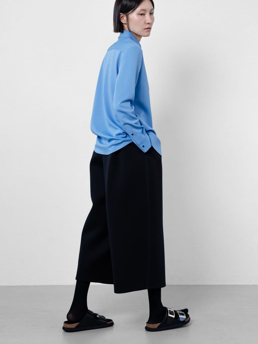 Tulip Crop Wide Pants (Black) — vue 3