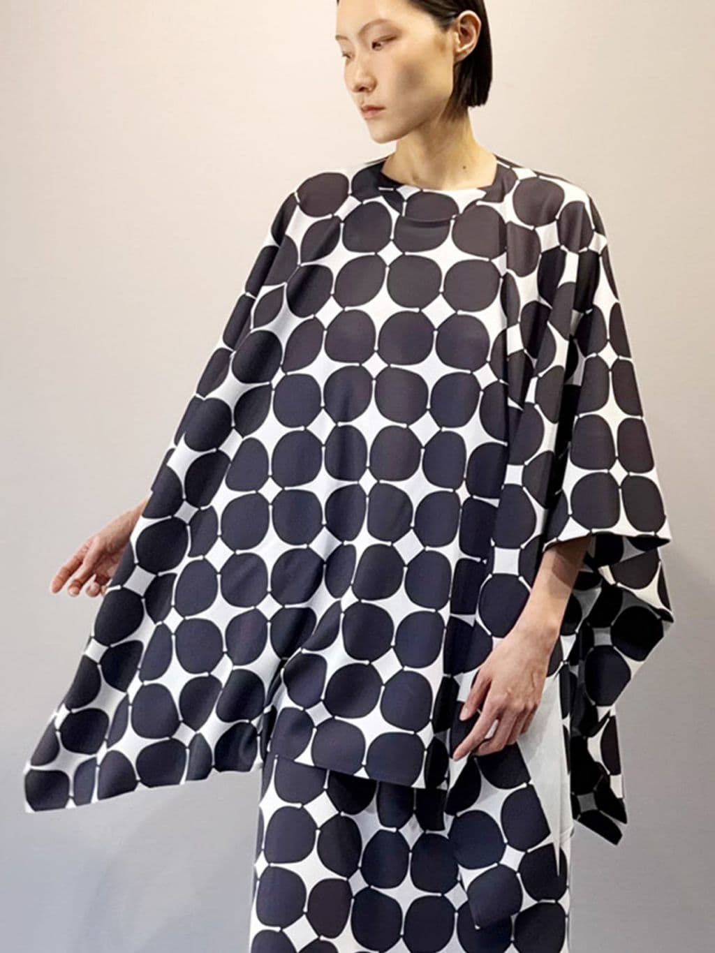 Moon Jar Dot Shawl (Navy) — vue 3