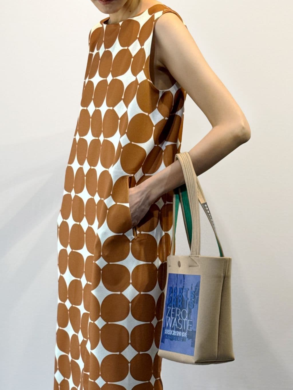 Moon Jar Modern Dot Basic Dress (Brown) — vue 3