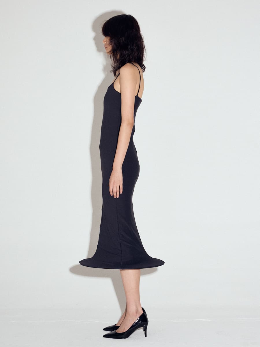 Wired Hem Classic Midi Dress in Matt Black — vue 4