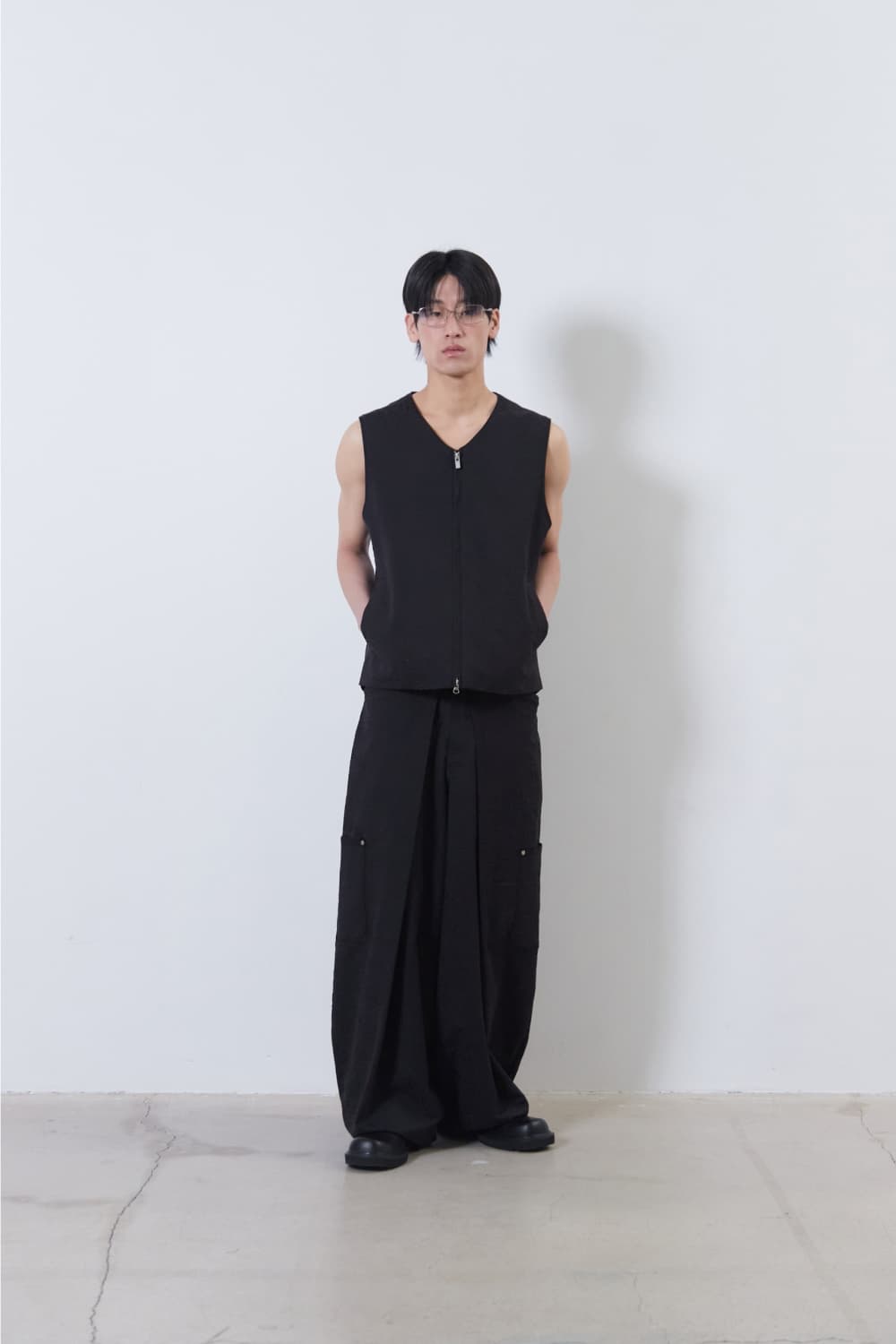 Flower Jacquard Belted Vest (Black, Men) — vue 14
