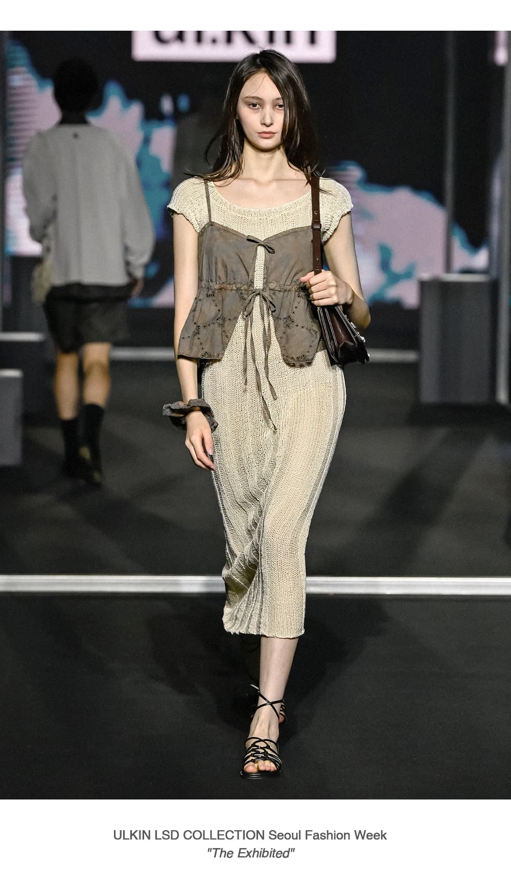 [Runway] Batch No.2 Traditional-Dyed Persimmon & Ink MUGUNG Punched Bustier (Brown) — vue 3