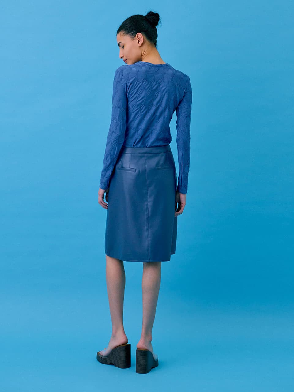 Midi Leather Skirt — Blue — vue 3