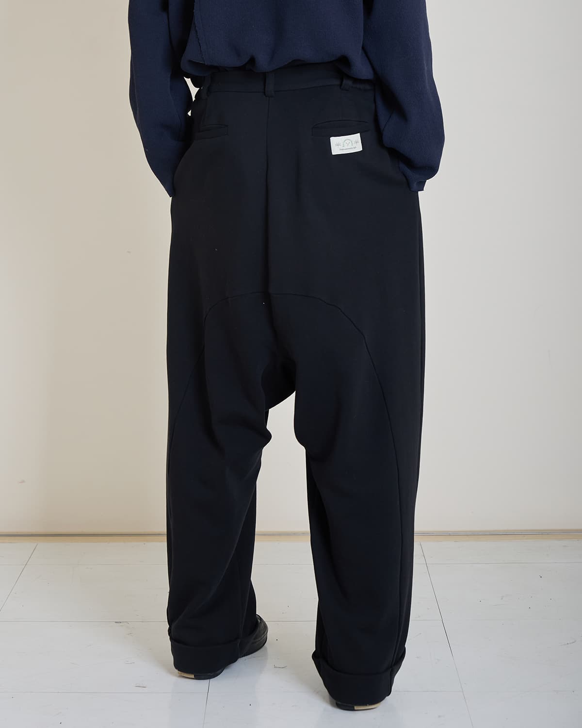eco-Wide Baggie Trousers (black) — vue 3