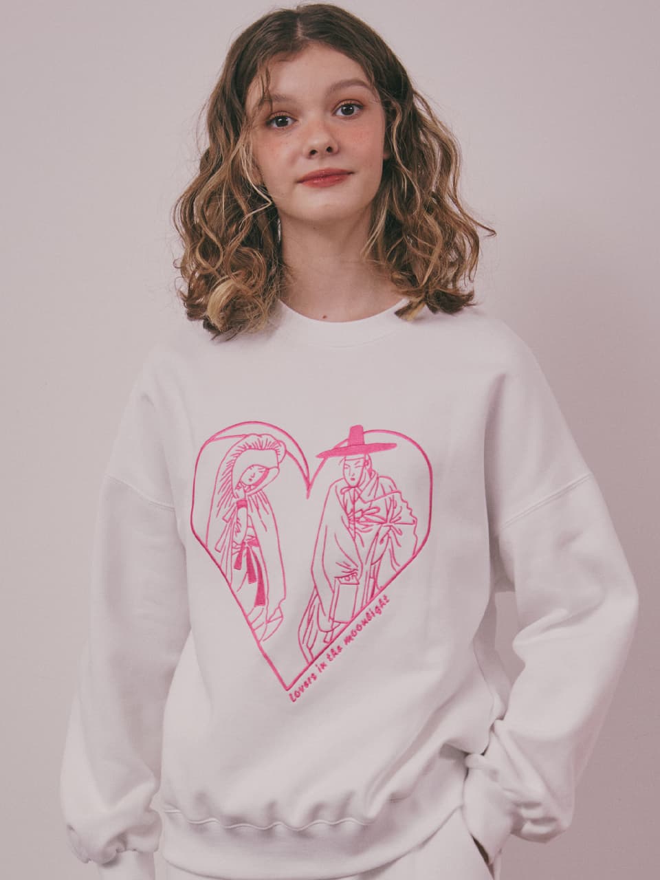 Lovers in the Moonlight Sweatshirt (White) — vue 19