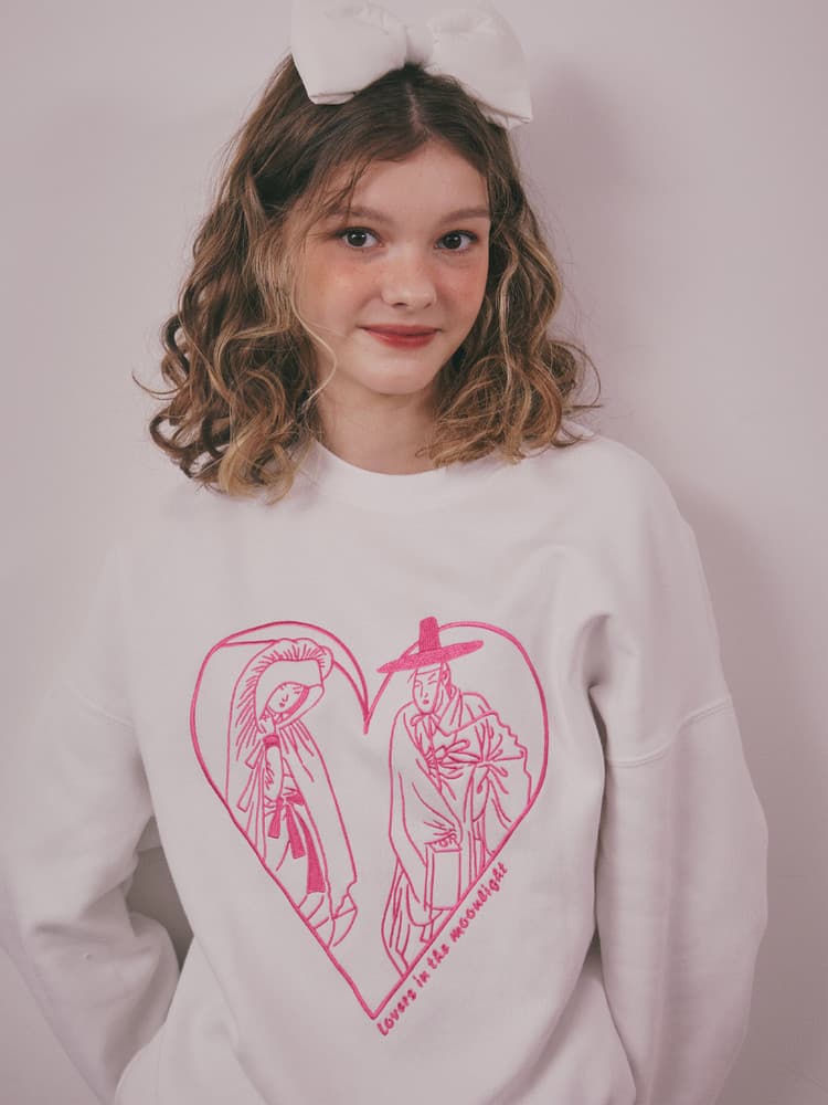 Lovers in the Moonlight Sweatshirt (White) — vue 3