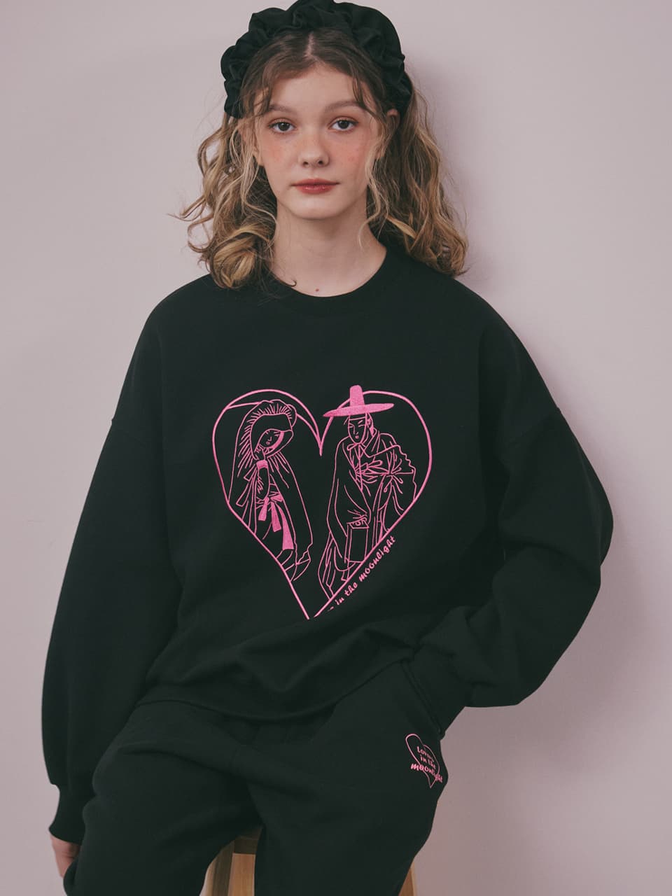Lovers in the Moonlight Sweatshirt (Black) — vue 17