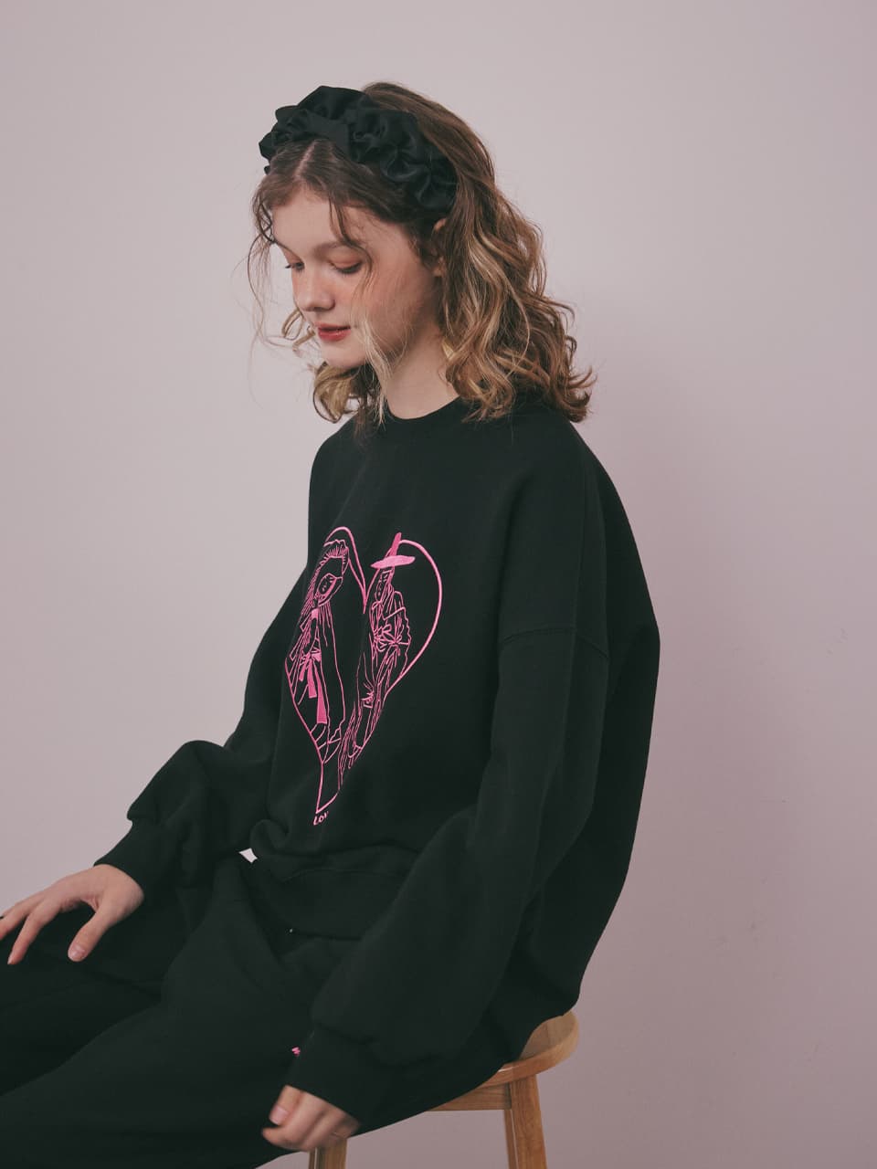 Lovers in the Moonlight Sweatshirt (Black) — vue 19
