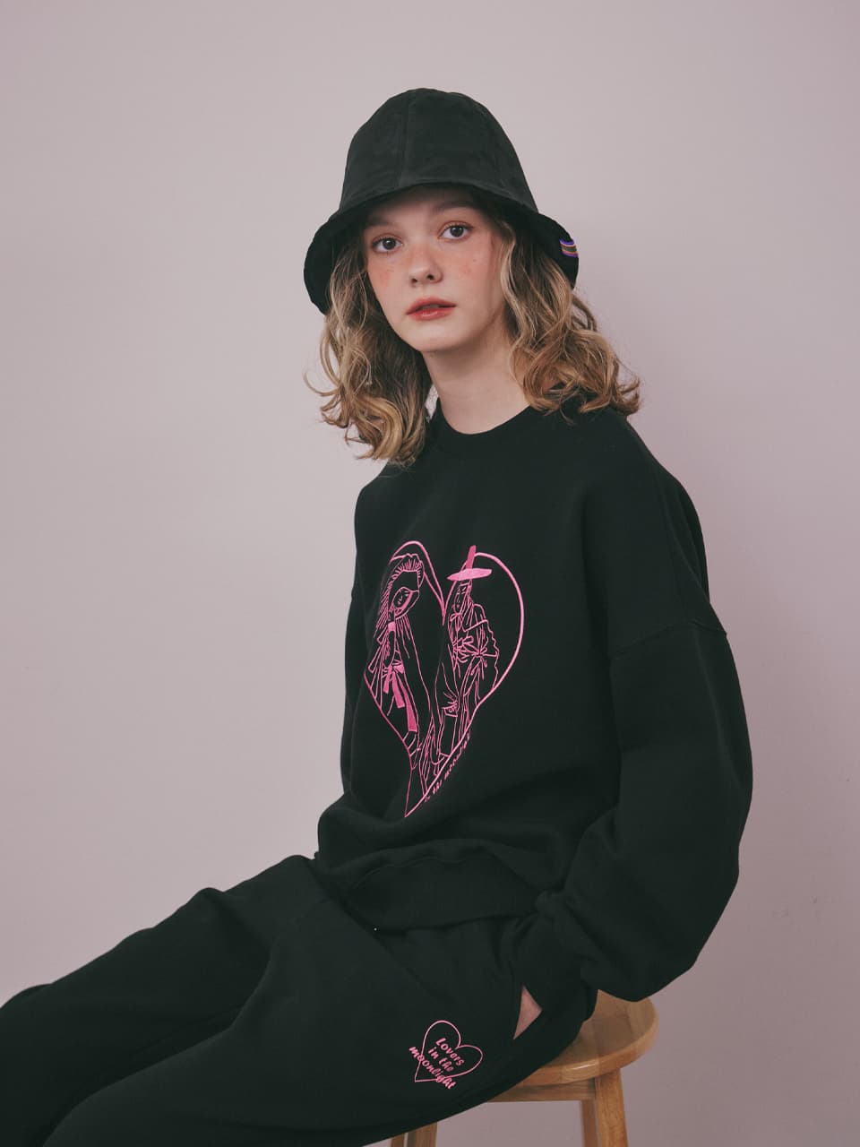 Lovers in the Moonlight Sweatshirt (Black) — vue 9