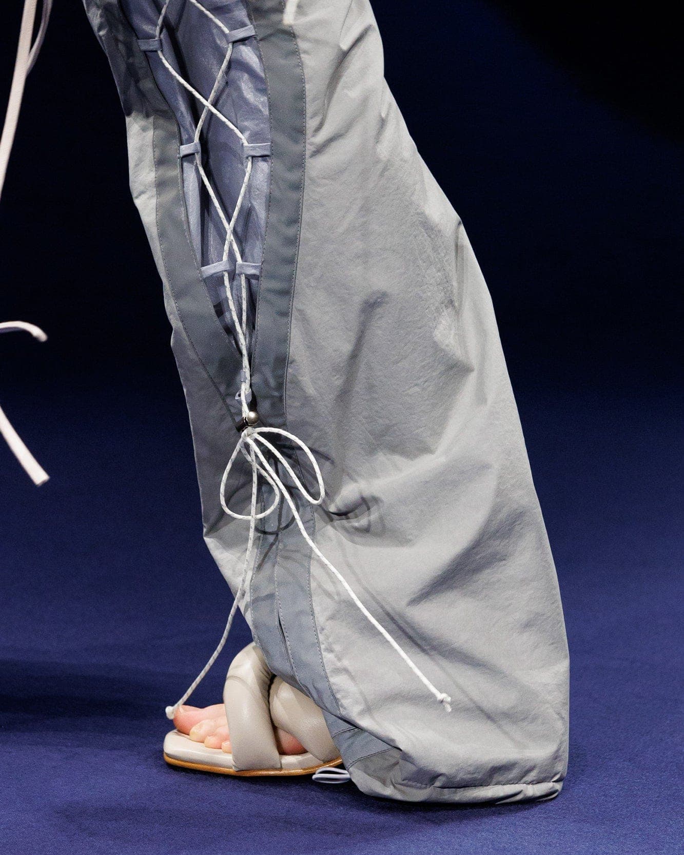 Crack Padded Lace-Up Wide Pants (Grey) — vue 9