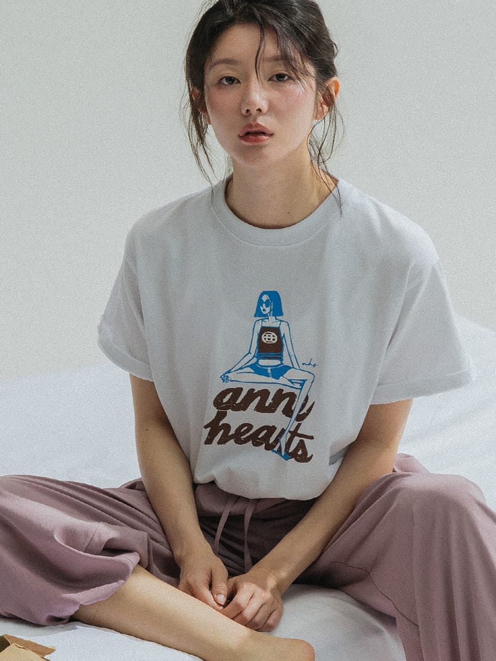 Sitting Girl Tee (White) — vue 3