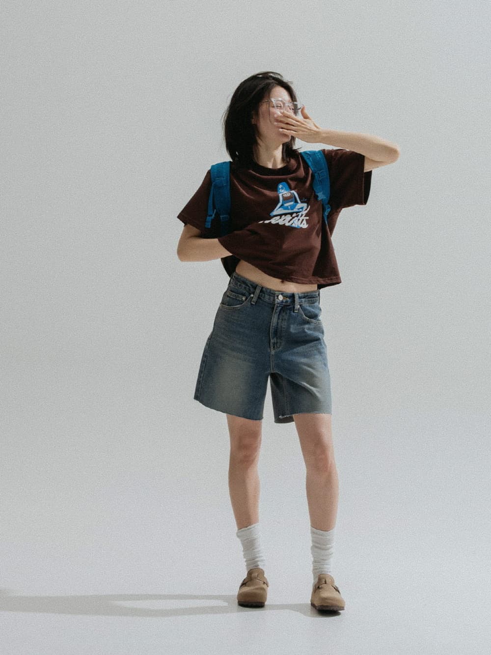 Sitting Girl Tee (Brown) — vue 5