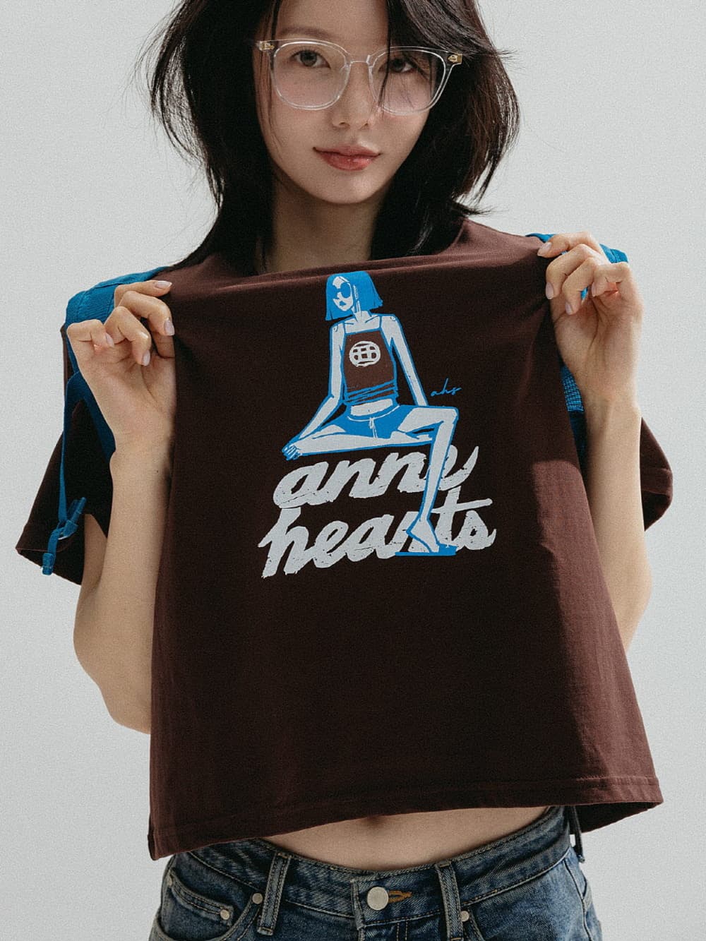 Sitting Girl Tee (Brown) — vue 6